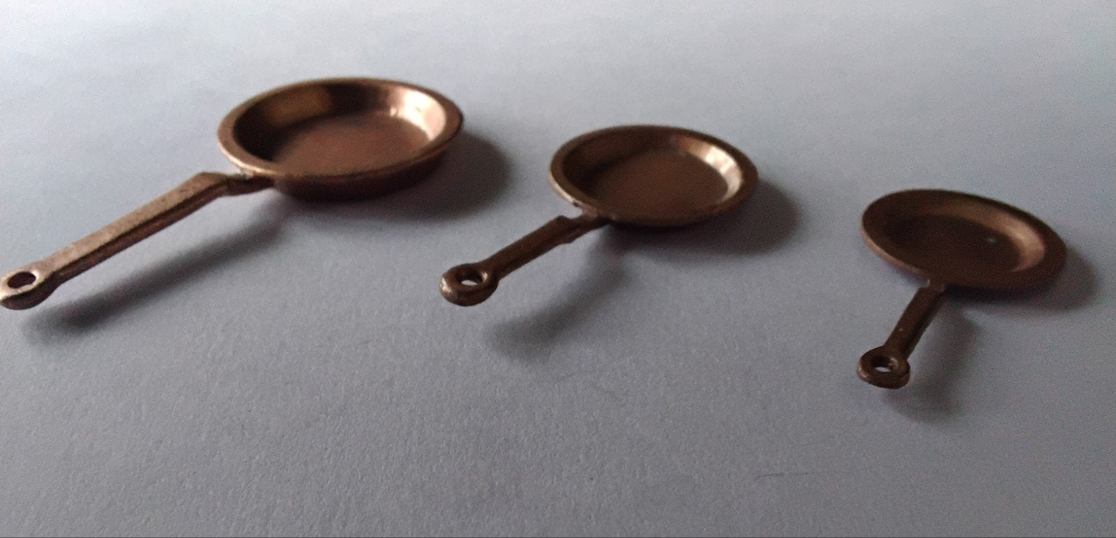 3 koperen steelpannetjes 1:12, Verzamelen, Poppenhuizen en Toebehoren, Ophalen of Verzenden, Poppenhuis