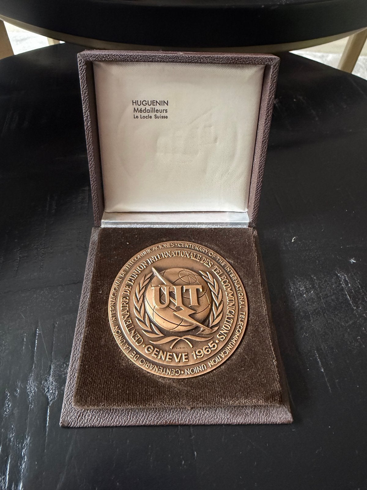 HUGUENIN Medaille 1965 ITU Centenary Brons, Ophalen of Verzenden, Brons, Buitenland
