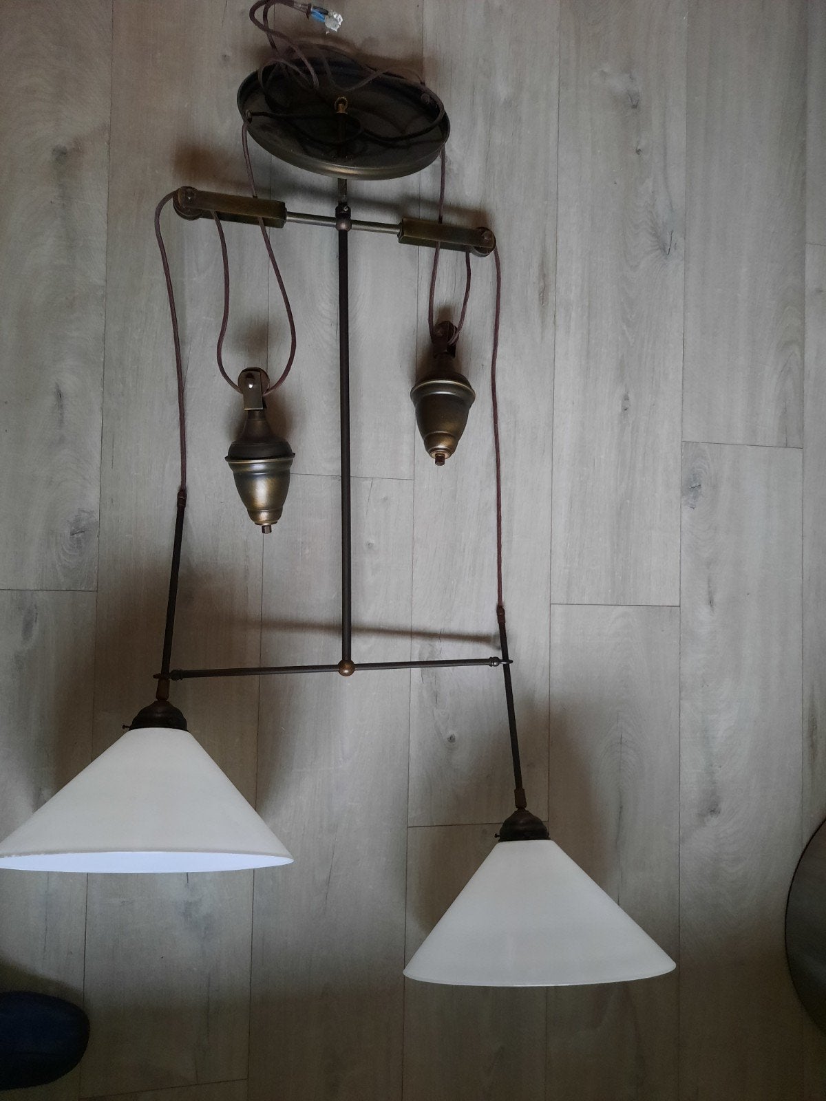 Vintage hanglamp met katrollen en twee melkwitte kappen, Glas, Gebruikt, Vintage, Industrieel, Landelijk, E27 (groot)