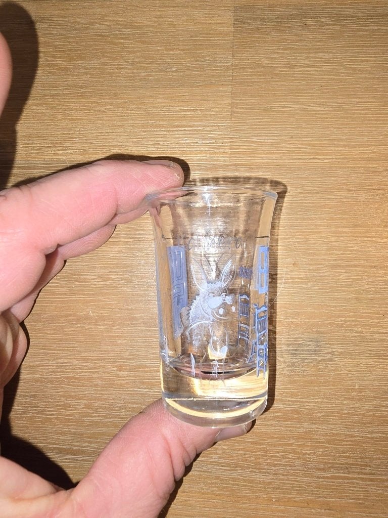 Shotglas met ezel en meubels opdruk, Ophalen of Verzenden, Zo goed als nieuw, Borrel- of Shotglas