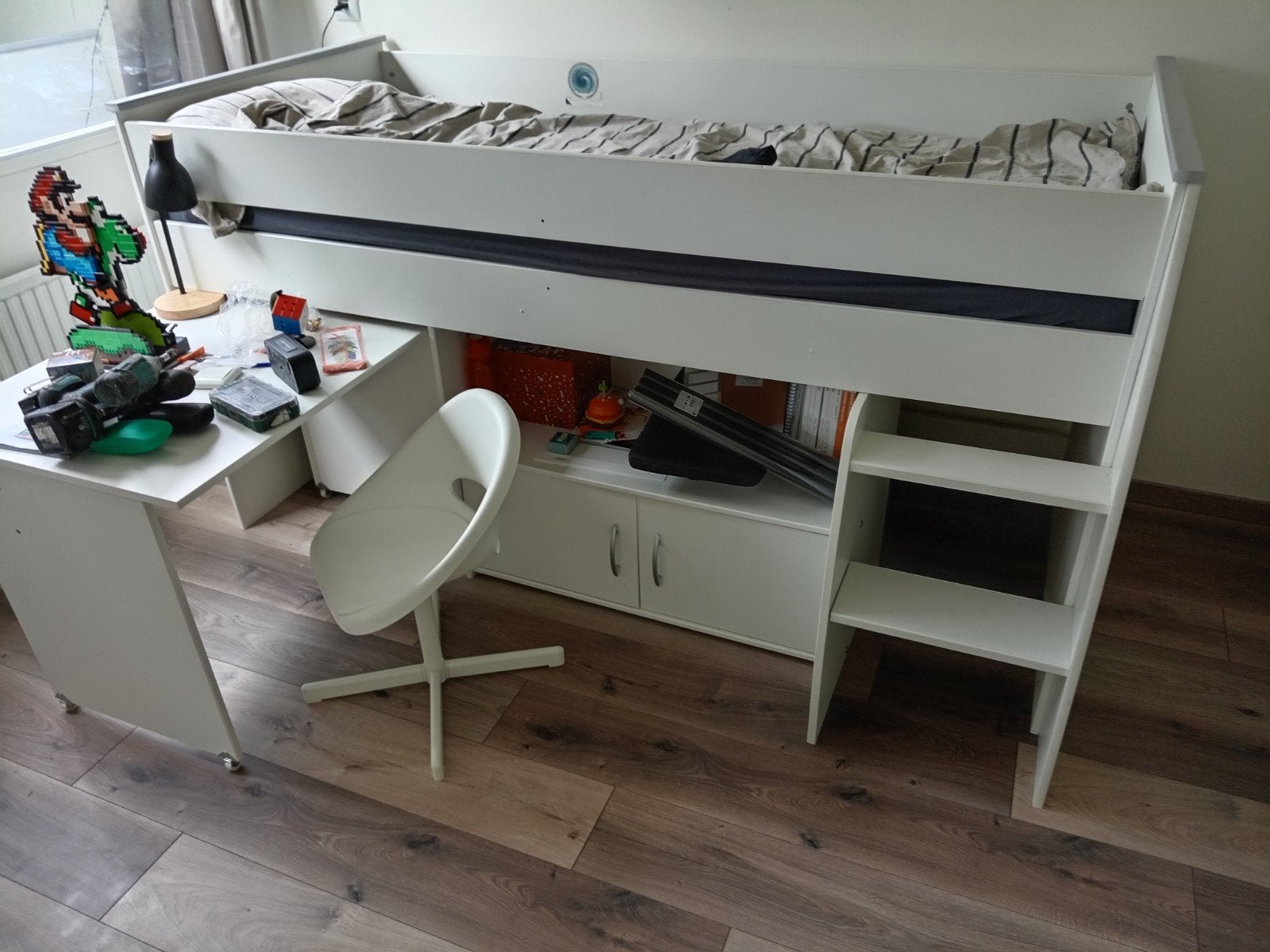 Gratis IKEA hoogslaper met bureau, kast en stoel, Kinderen en Baby's, Kinderkamer | Stapelbedden en Hoogslapers, Ophalen, Gebruikt