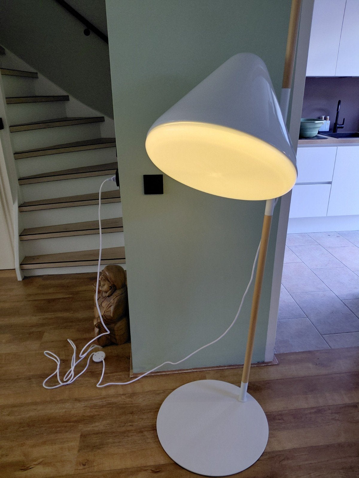 Stijlvolle vloerlamp van Norman - Modern design, Huis en Inrichting, Lampen | Vloerlampen, Ophalen, Hout, Zo goed als nieuw, Modern