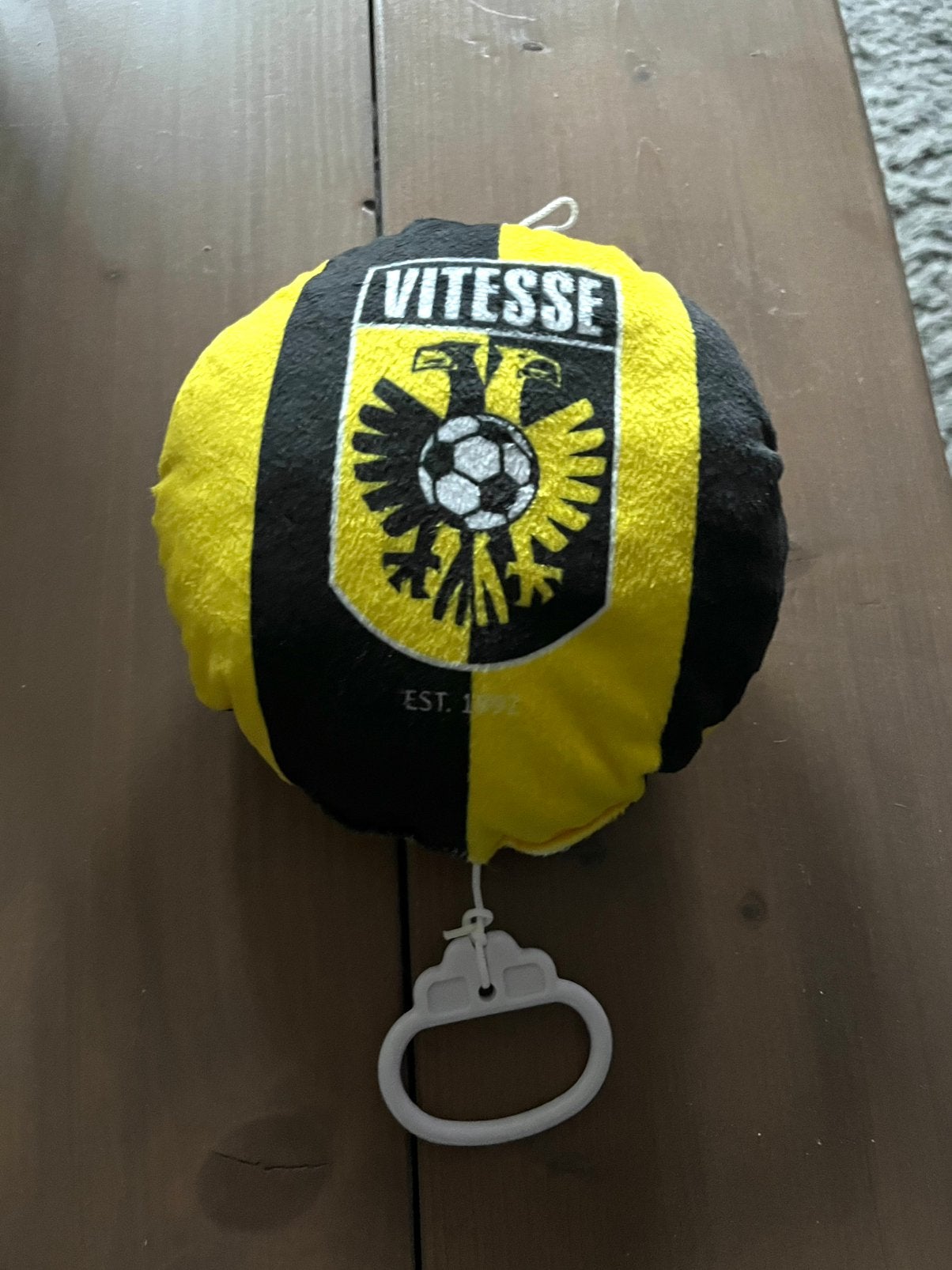 Vitesse muziekknuffel zwart geel muziekmobiel muziekhanger, Kinderen en Baby's, Verzenden, Nieuw, Mobiel, Met geluid