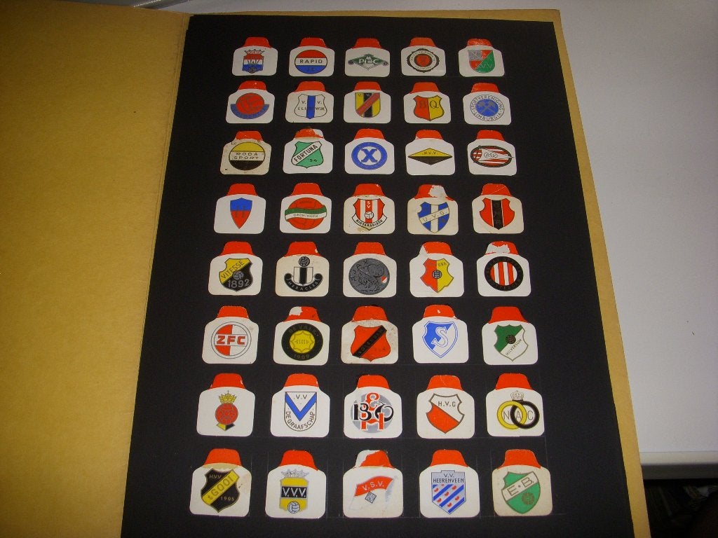 300 Voetbalclub emblemen Niemeyer Tabak Groningen jaren 60, Ophalen of Verzenden, Gebruikt, Ajax, Poster, Plaatje of Sticker