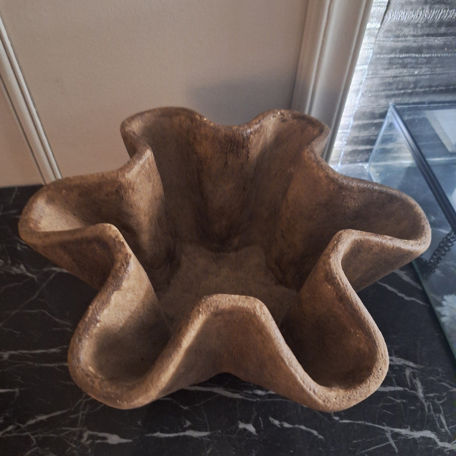 Mooie bruine zware organische schaa of kom l, Rond, Ophalen of Verzenden, Zo goed als nieuw, X