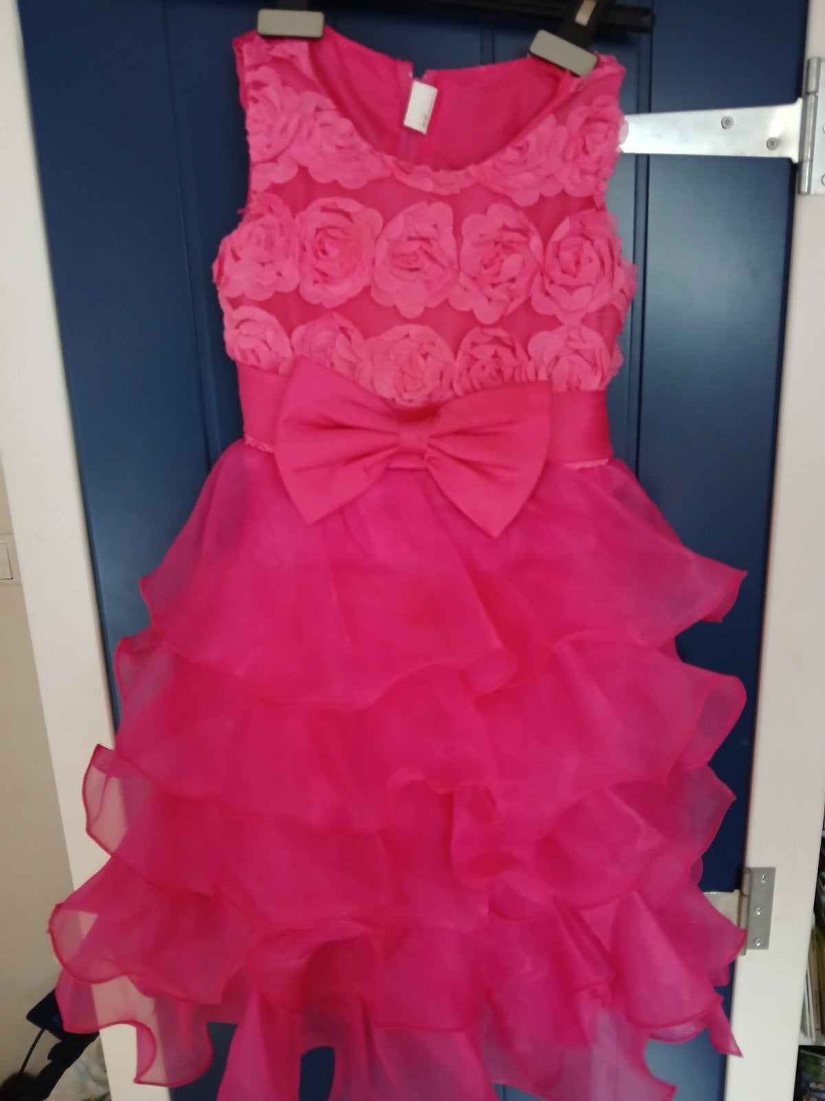 Mooie roze feest/bruidsjurk met bloemen en ruches - Maat 122, Kinderen en Baby's, Ophalen of Verzenden, Zo goed als nieuw, Meisje