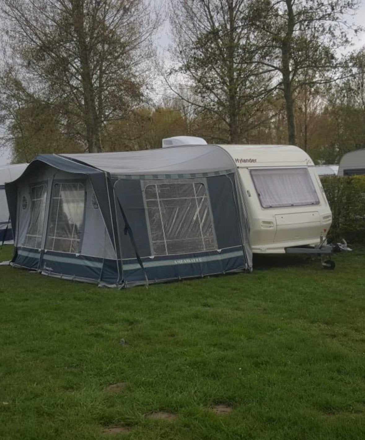 Hylander Design caravan uit 1996 met airco en stapelbed, Caravans en Kamperen, Treinzit, Dwarsbed, Particulier, Tot en met 4