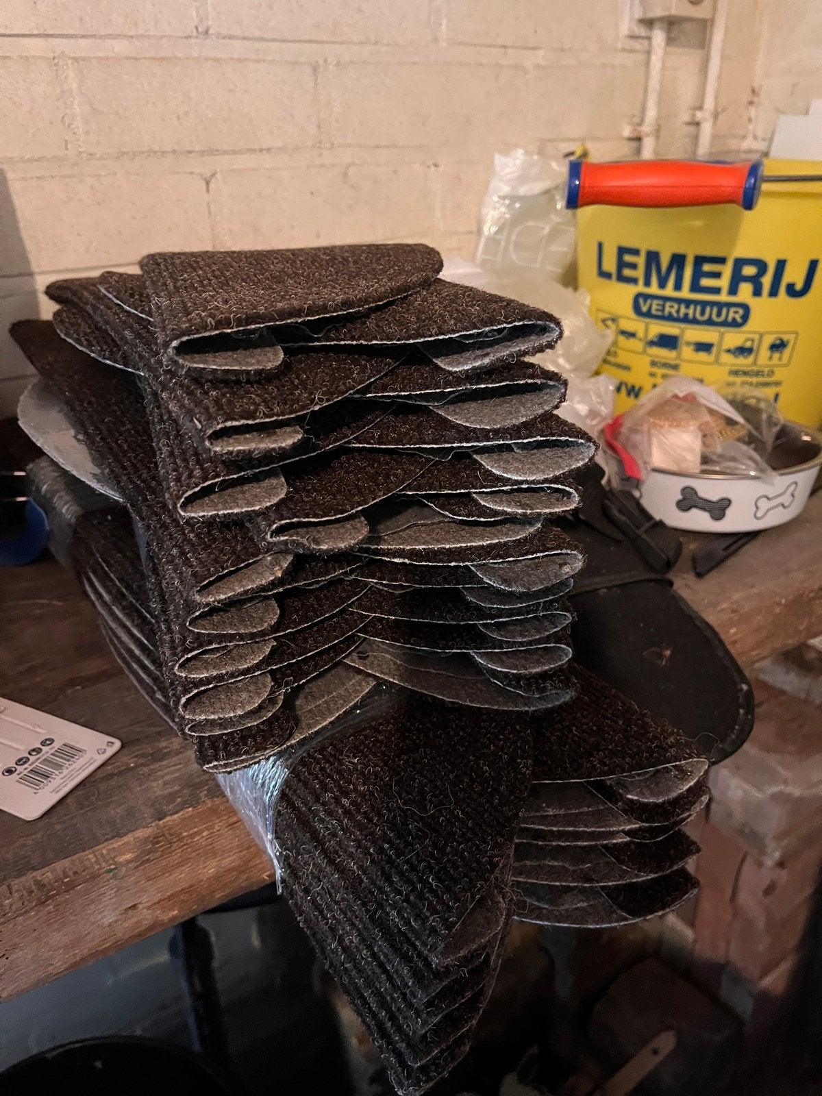 Set van 30 bruine halvemaan trapmatten, Huis en Inrichting, Stoffering | Tapijten en Kleden, Ophalen, Bruin, Nieuw, Minder dan 50 cm