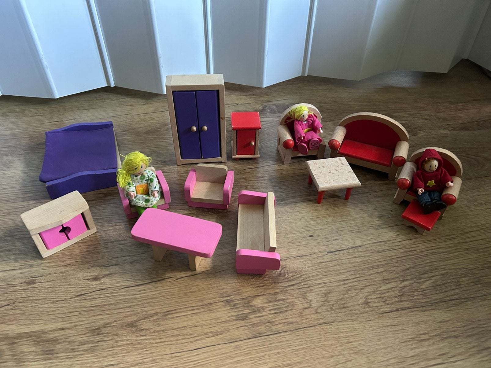 Houten poppenhuis meubels met houten poppetjes, Ophalen of Verzenden, Zo goed als nieuw, Poppenhuis