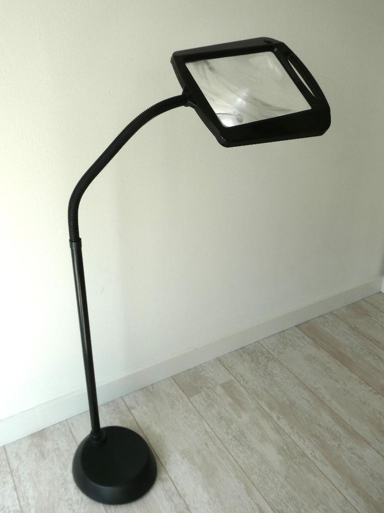 Staande grote loep met ledverlichting z.g.a.n., Hobby en Vrije tijd, Ophalen, Zo goed als nieuw, Vergrootglas of Loep
