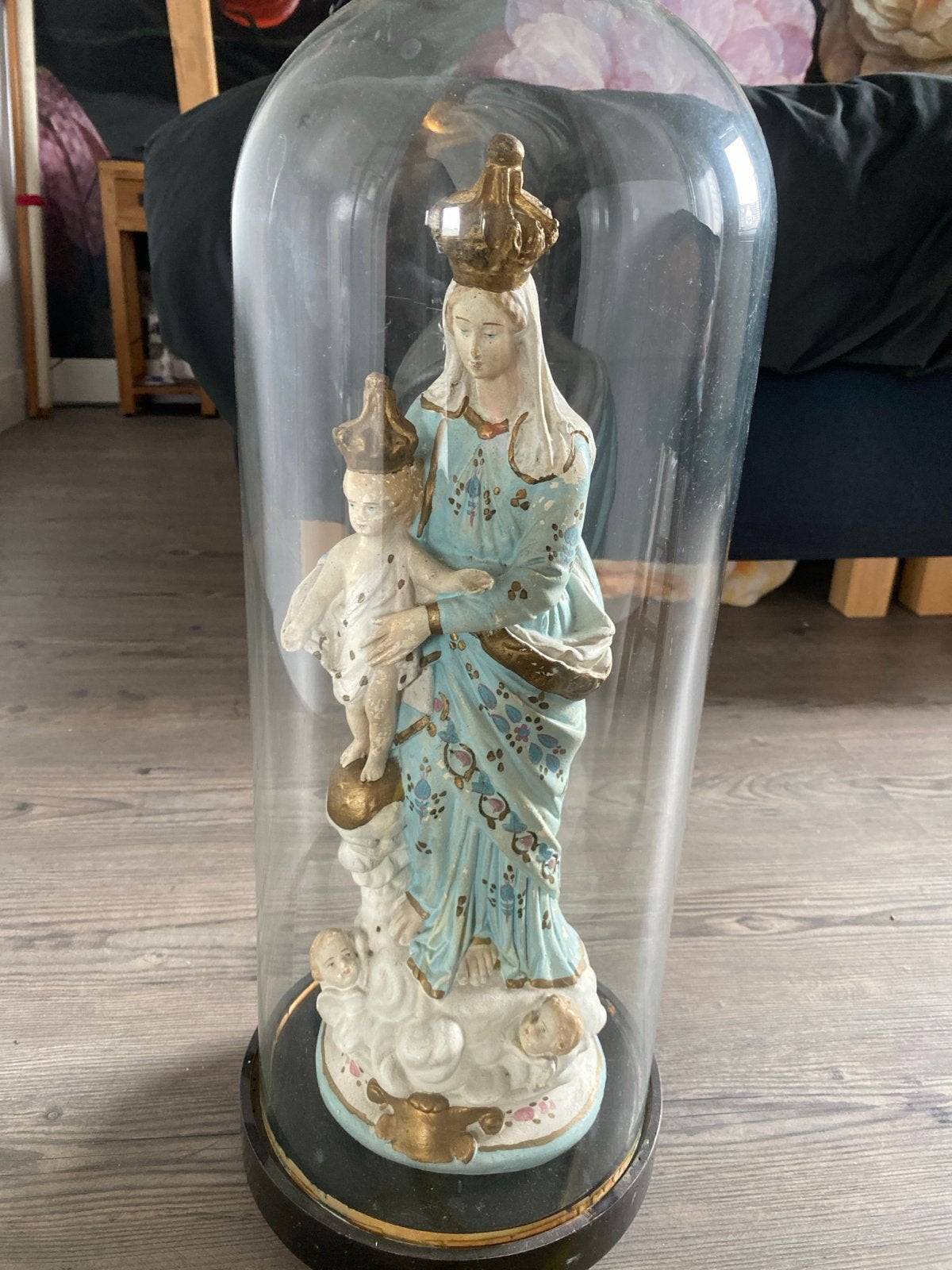 Mariabeeld met kind onder glazen stolp, Ophalen