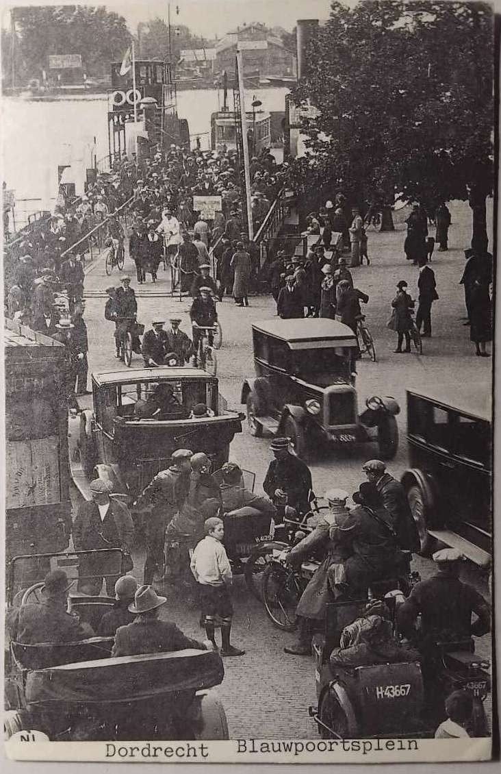 Fotokaart Dordrecht Blauwpoortsplein met verkeer, Ophalen of Verzenden, 1920 tot 1940, Ongelopen, Zuid-Holland