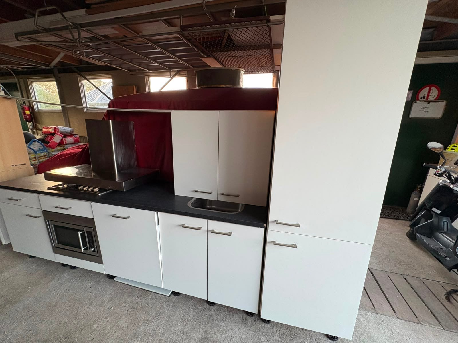 Knap keukenblok met inbouwapparatuur, Ophalen, Gebruikt, Wit, Enkelwandige keuken