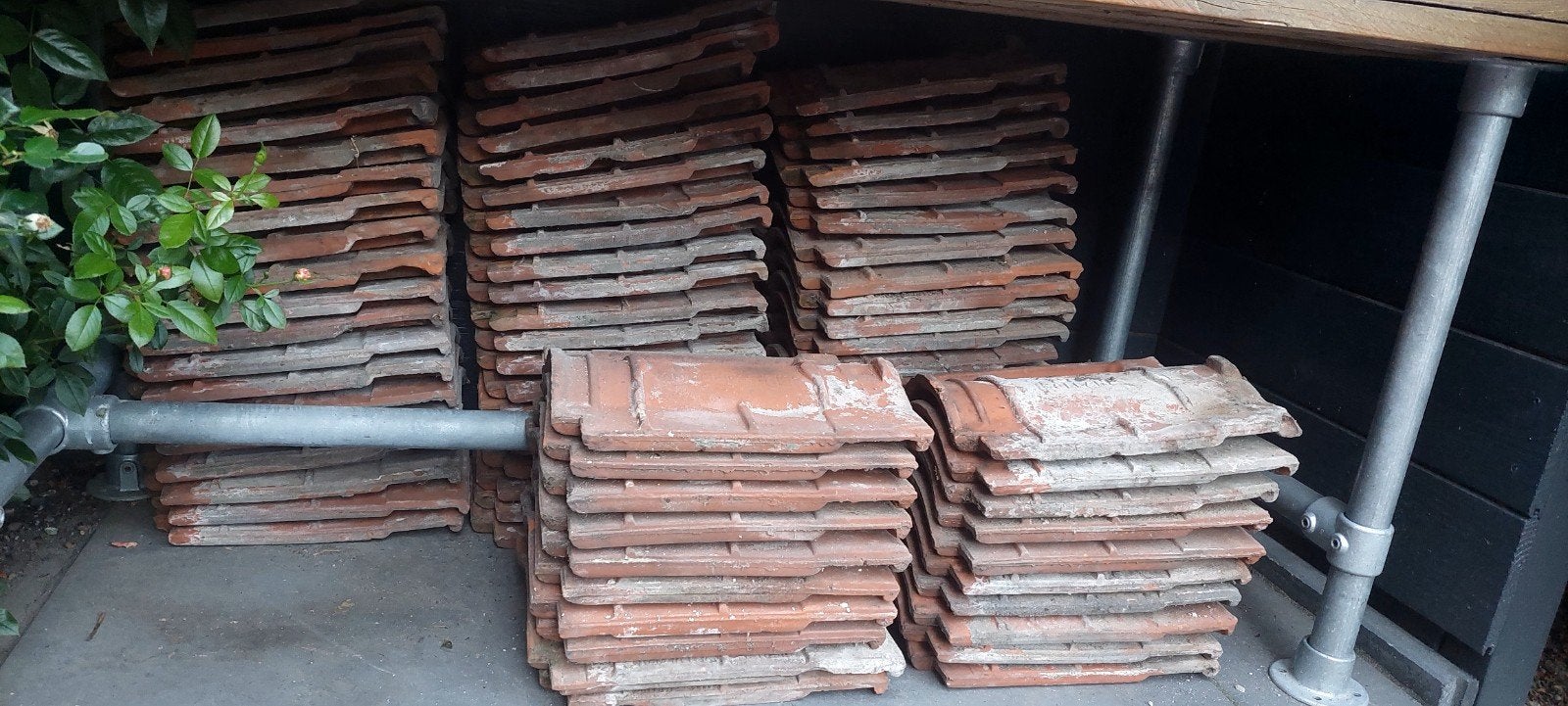 Gratis 60 dakpannen, Doe-het-zelf en Verbouw, Dakpannen en Dakbedekking, Ophalen, Steen of Klei, 15 m² of meer, Dakpannen