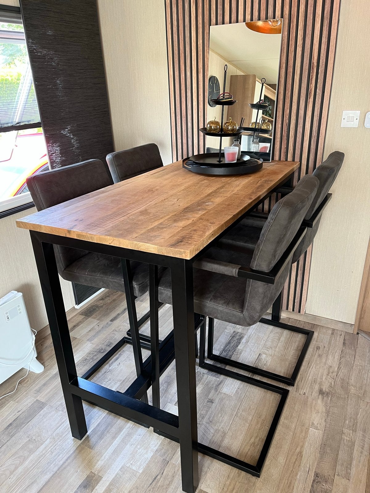 Bartafel met 4 barkrukken - Industrieel design, Ophalen, Met voetsteun, Zo goed als nieuw, 90 cm of meer