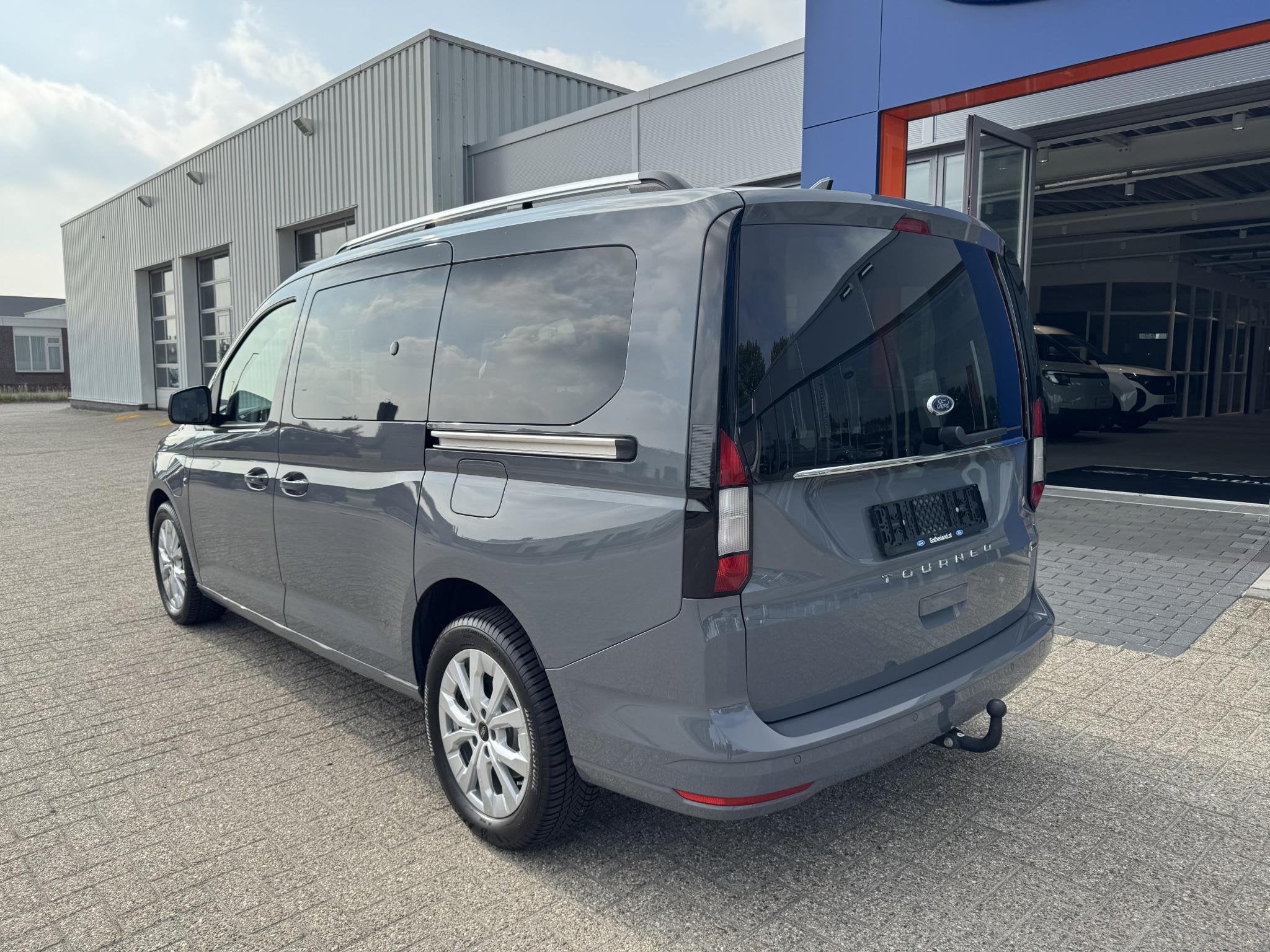 Ford Tourneo Connect 1.5 EcoBoost PHEV L2 Limited 150pk | 11, Auto's, Ford, Stof, Euro 6, 4 cilinders, 150 pk