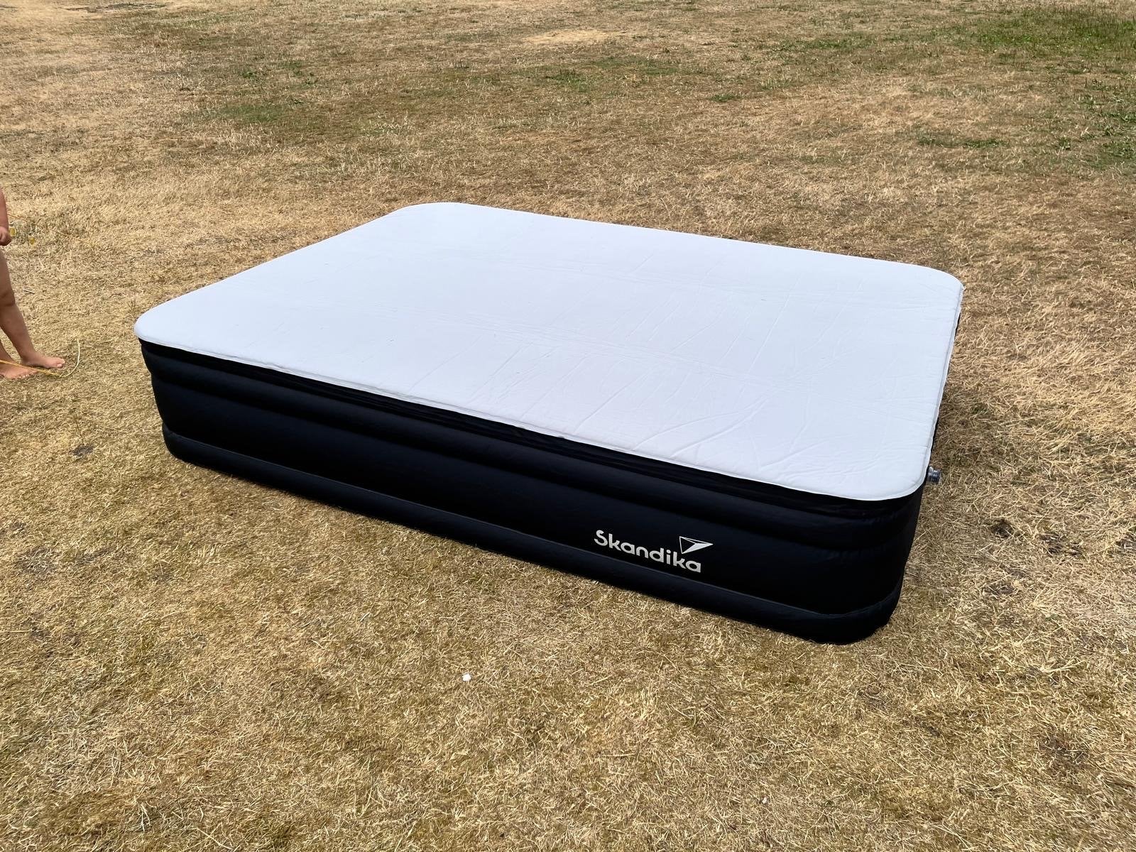 Skandika Sveja Flex Plus 2-persoons luchtbed met pomp, Caravans en Kamperen, Luchtbedden, Ophalen, Ingebouwde pomp, Zo goed als nieuw