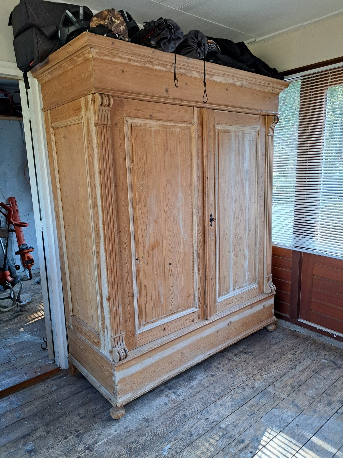 Houten kast, Ophalen