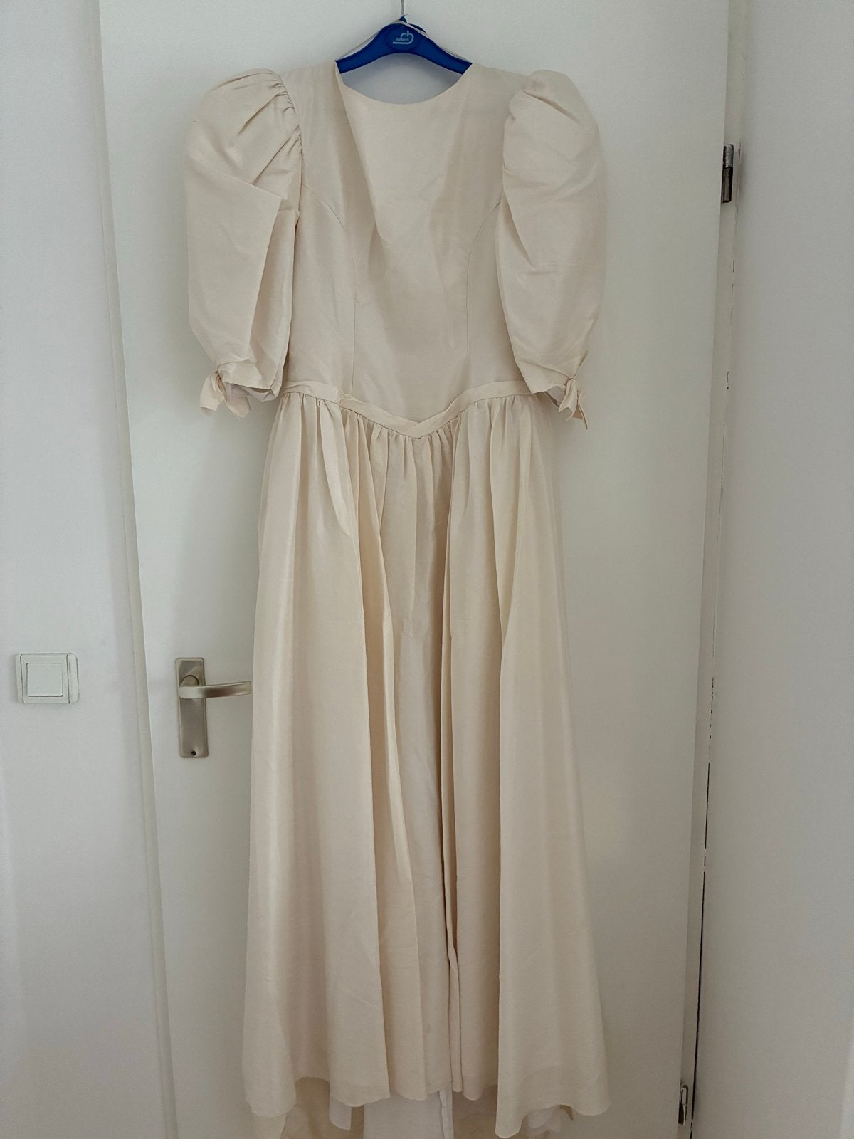 Vintage Création Jolie zijden jurk met pofmouwen, Maat 38/40 (M), Beige, Ophalen of Verzenden, Gedragen