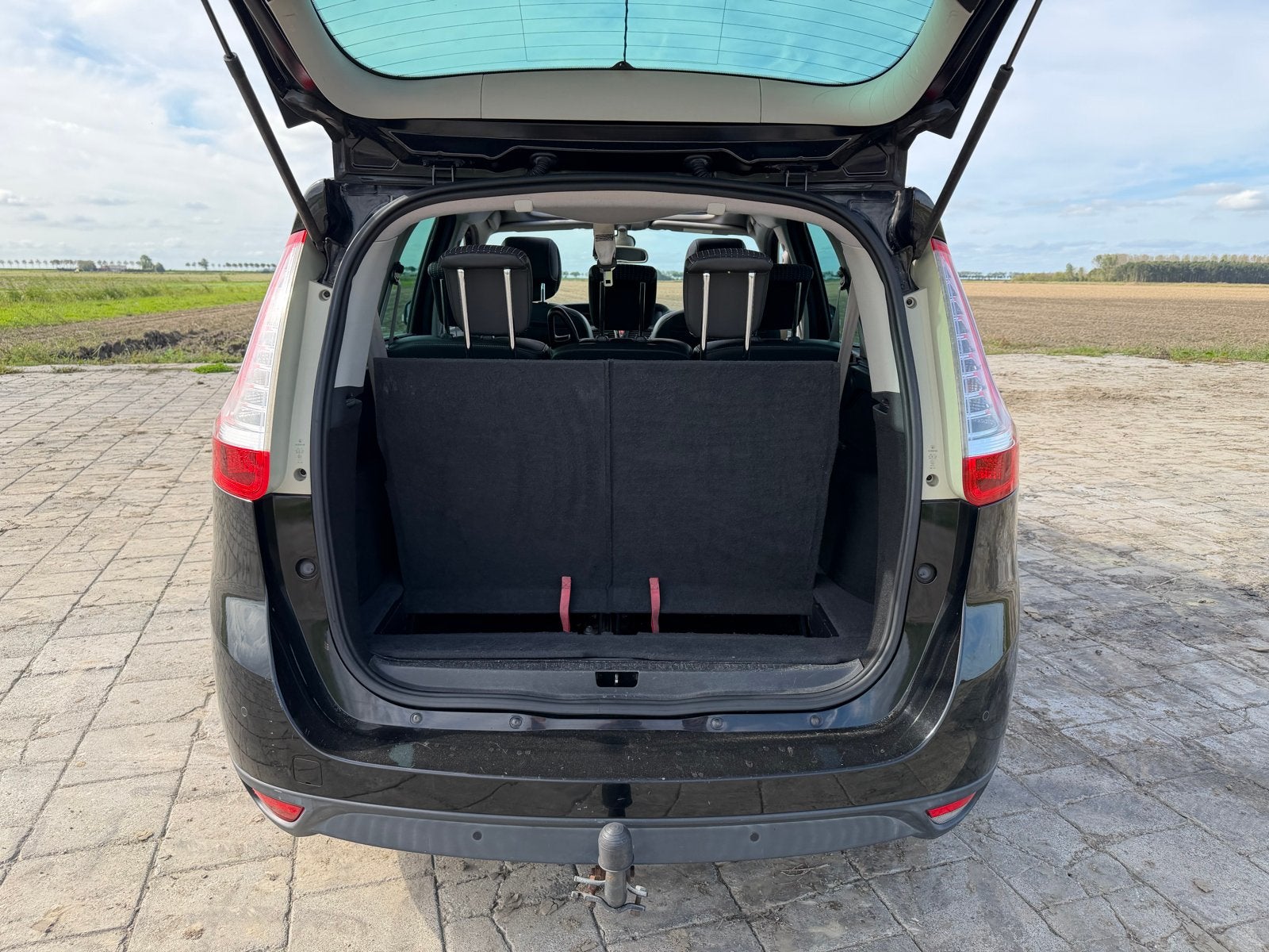Foto 17 van Renault Grand Scenic 1.4 TCE 96KW 7P 2011 Zwart