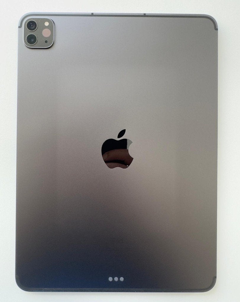 Foto 3 van iPad Pro 11” M1 128GB 5G/Cellular + cover + Tomtoc tas