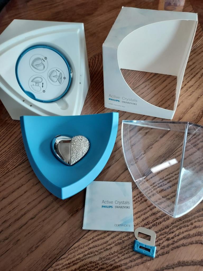 2 Philips Swarovski Active Crystals USB-stick Hart, Sieraden, Tassen en Uiterlijk, Overige Accessoires, Zo goed als nieuw, Ophalen of Verzenden