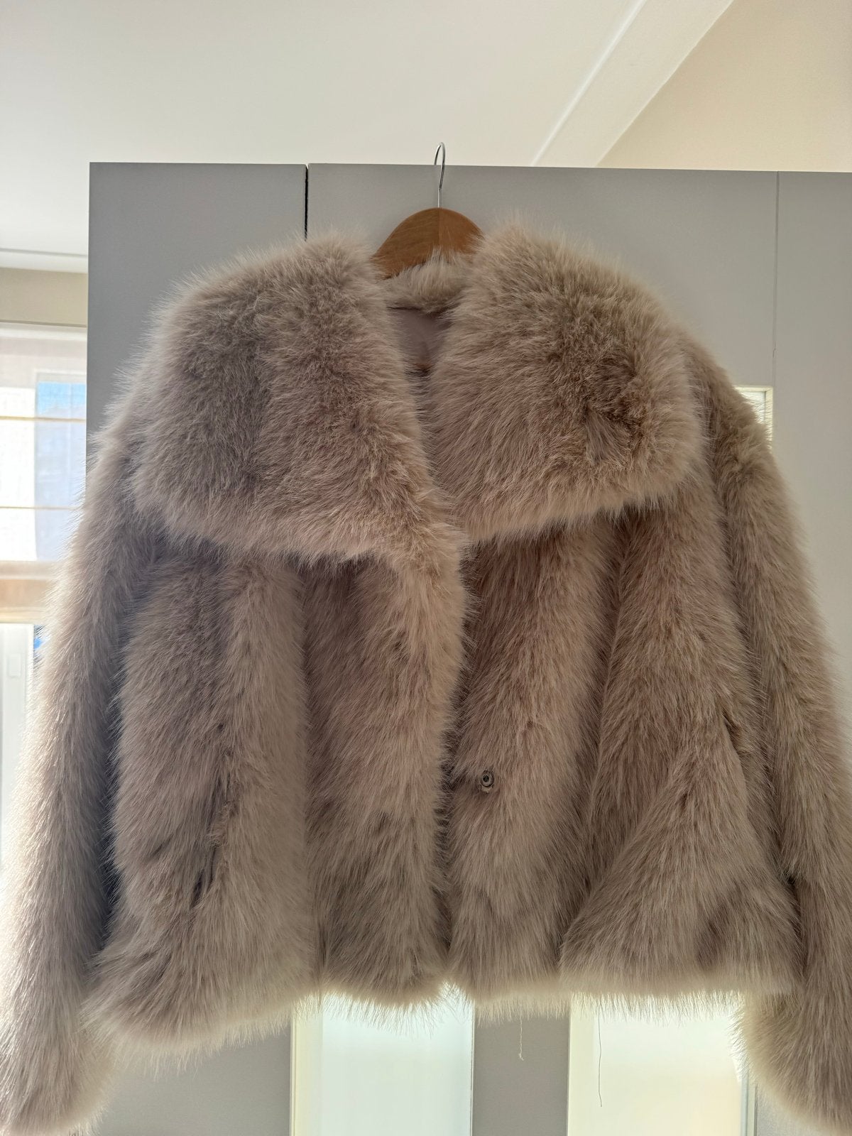 Stijlvolle beige faux fur jas, Ophalen of Verzenden, Nieuw, Maat 38/40 (M), Beige