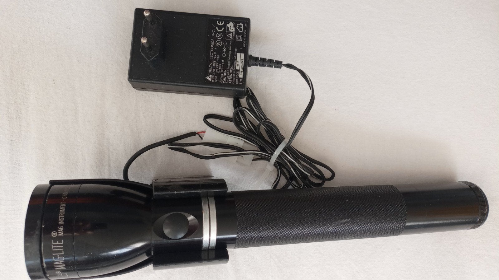 Robuuste Maglite zaklamp met accu en lader, Ophalen, Batterij