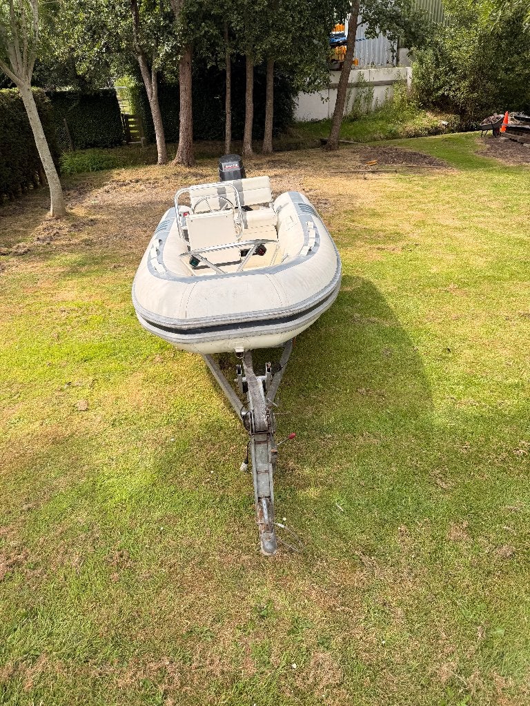 Foto 4 van Novurania MX 335 RIB met Yamaha buitenboordmotor en trailer