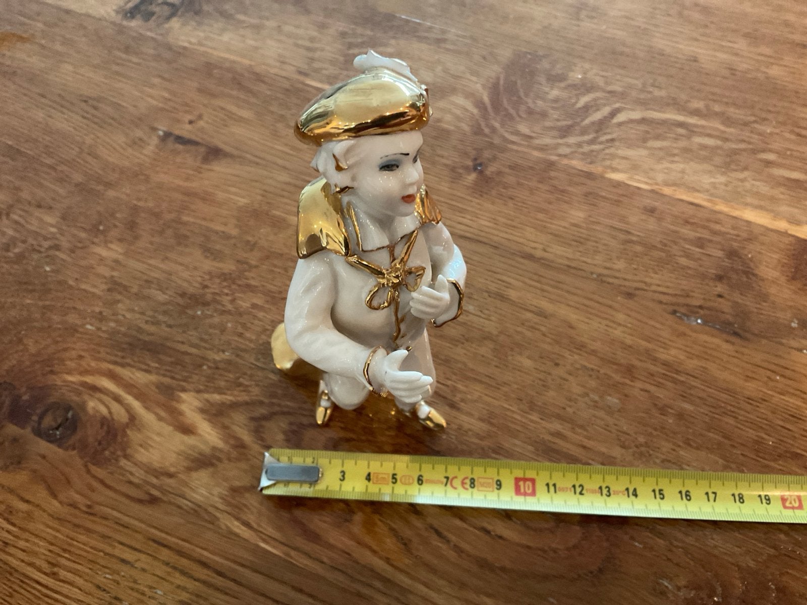 Porseleinen beeldje van jongen met gouden accenten, Ophalen of Verzenden, Zo goed als nieuw, Mens