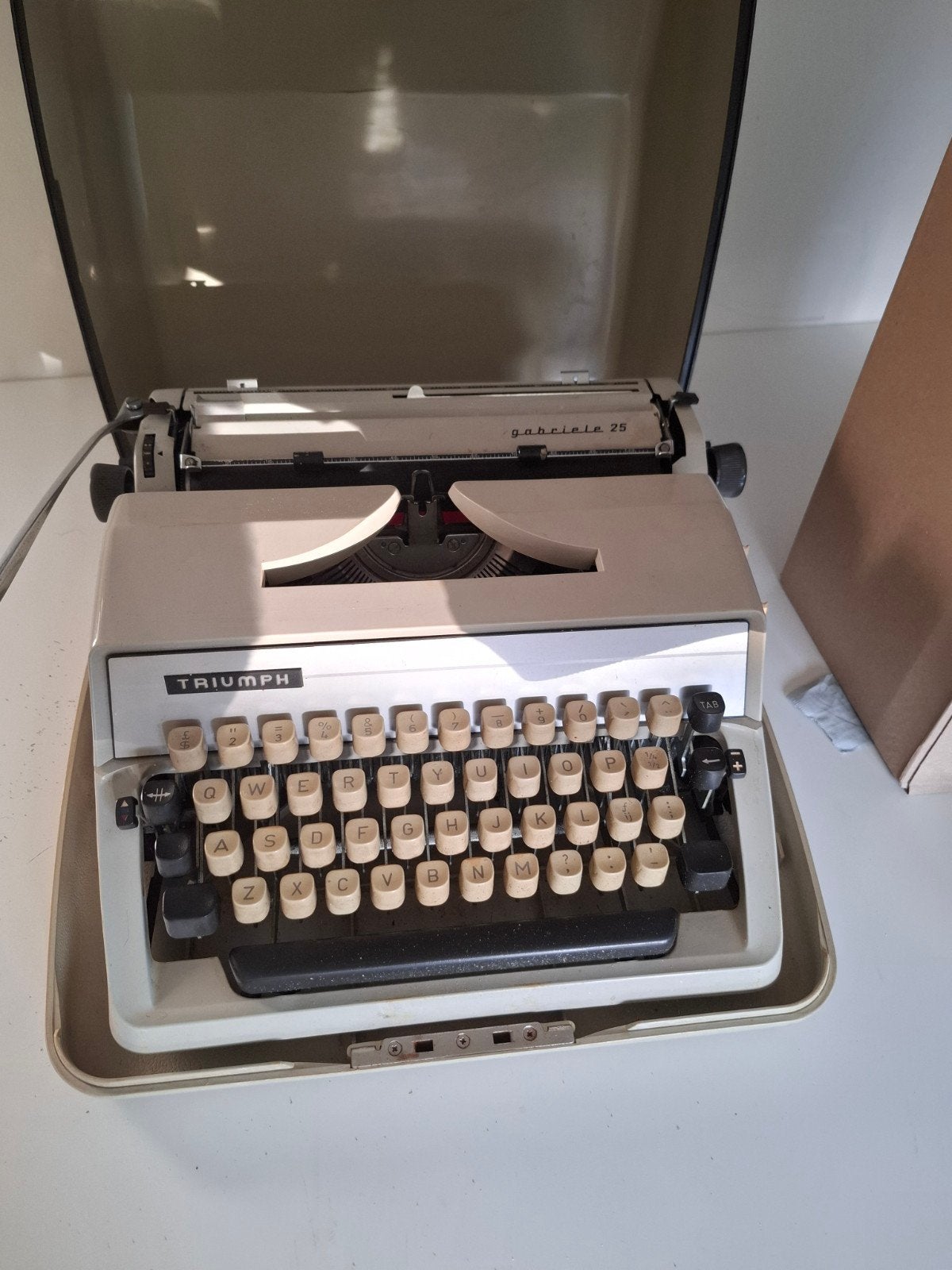 Mooie vintage Triumph Gabriele 25 typemachine met originele, Diversen, Typemachines, Ophalen of Verzenden