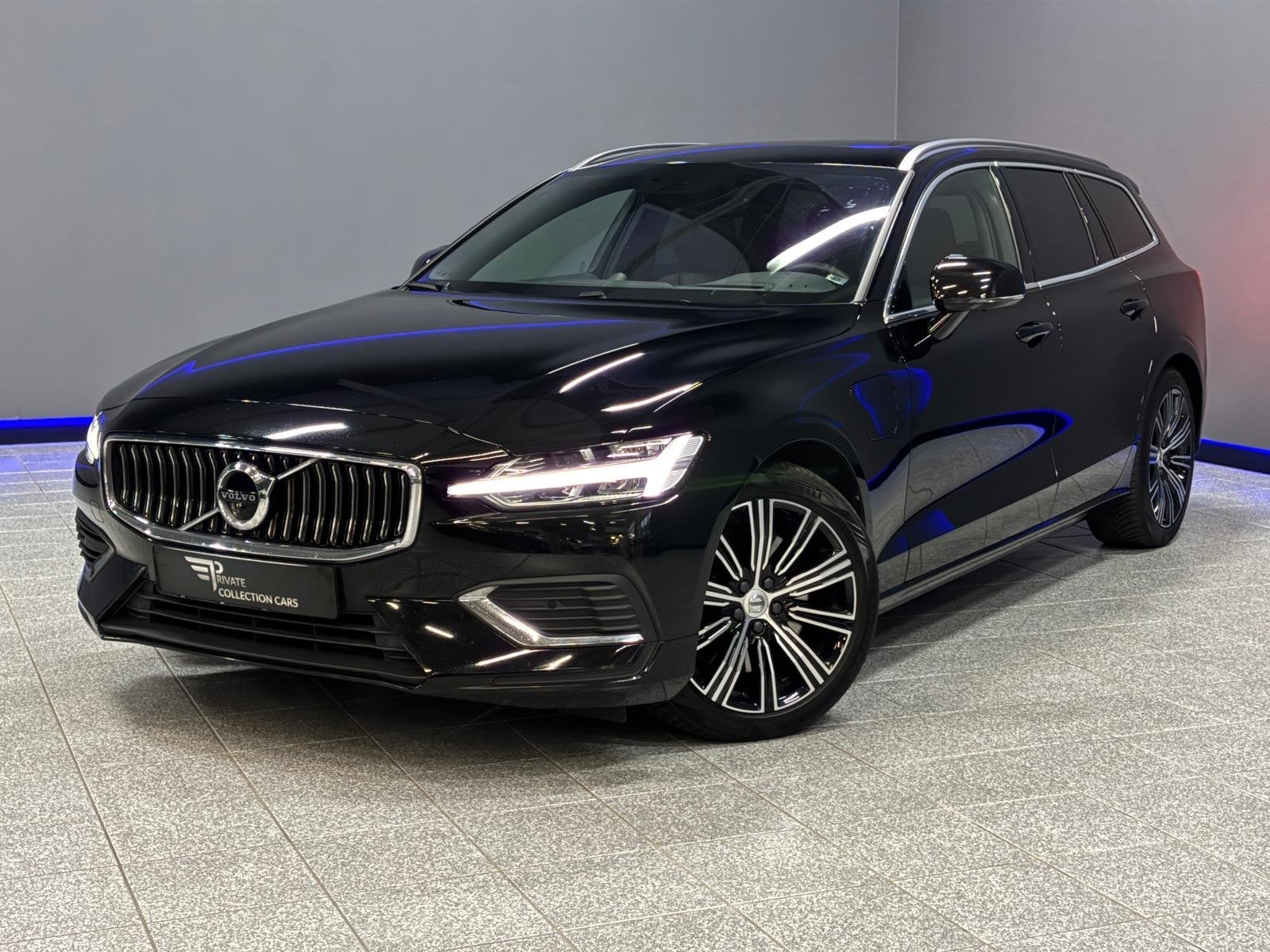 Volvo V60 2.0 T8 Twin Engine AWD R-Design 360°|HUD|B&W|Trek, Auto's, Volvo, Automaat, Gebruikt, 4 cilinders, Zwart