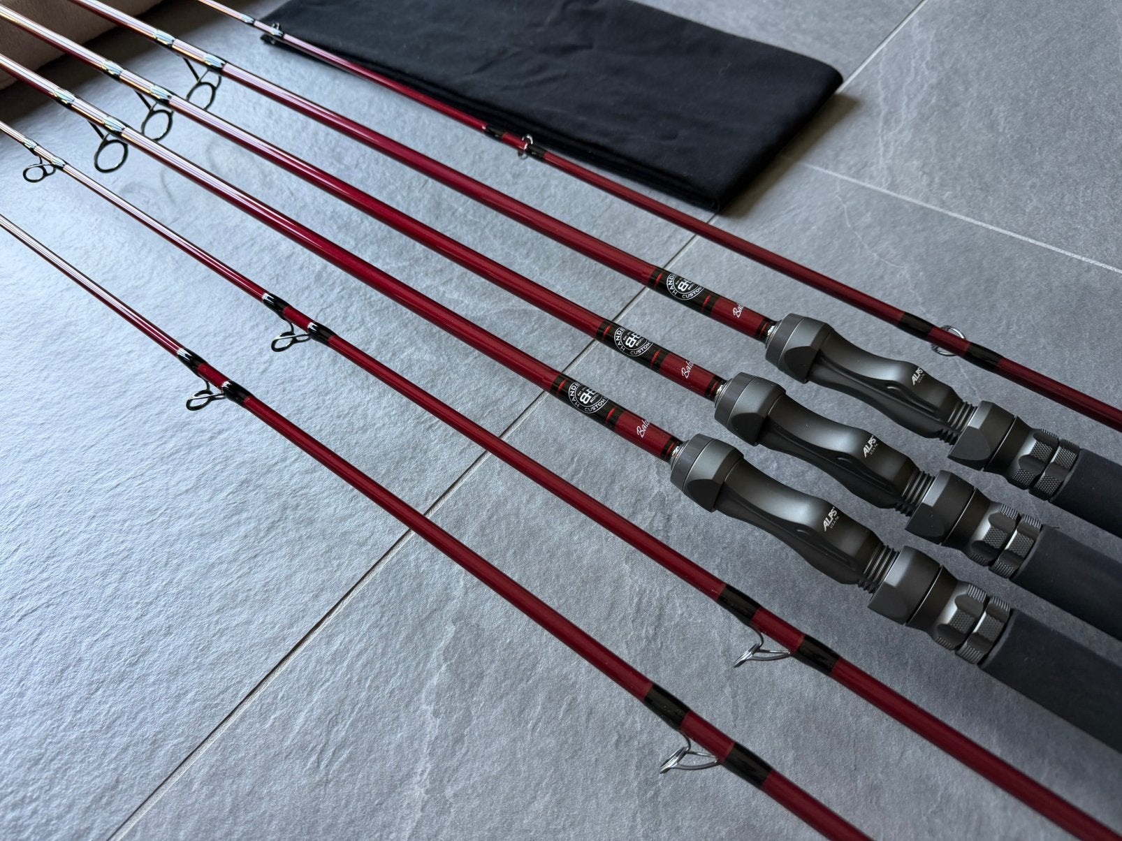 3 x Bart Bakker Baton Superslim l 10ft ‘lnkt Red’ 2,25lbs, Watersport en Boten, Hengelsport | Karpervissen, Ophalen, Nieuw, Complete set