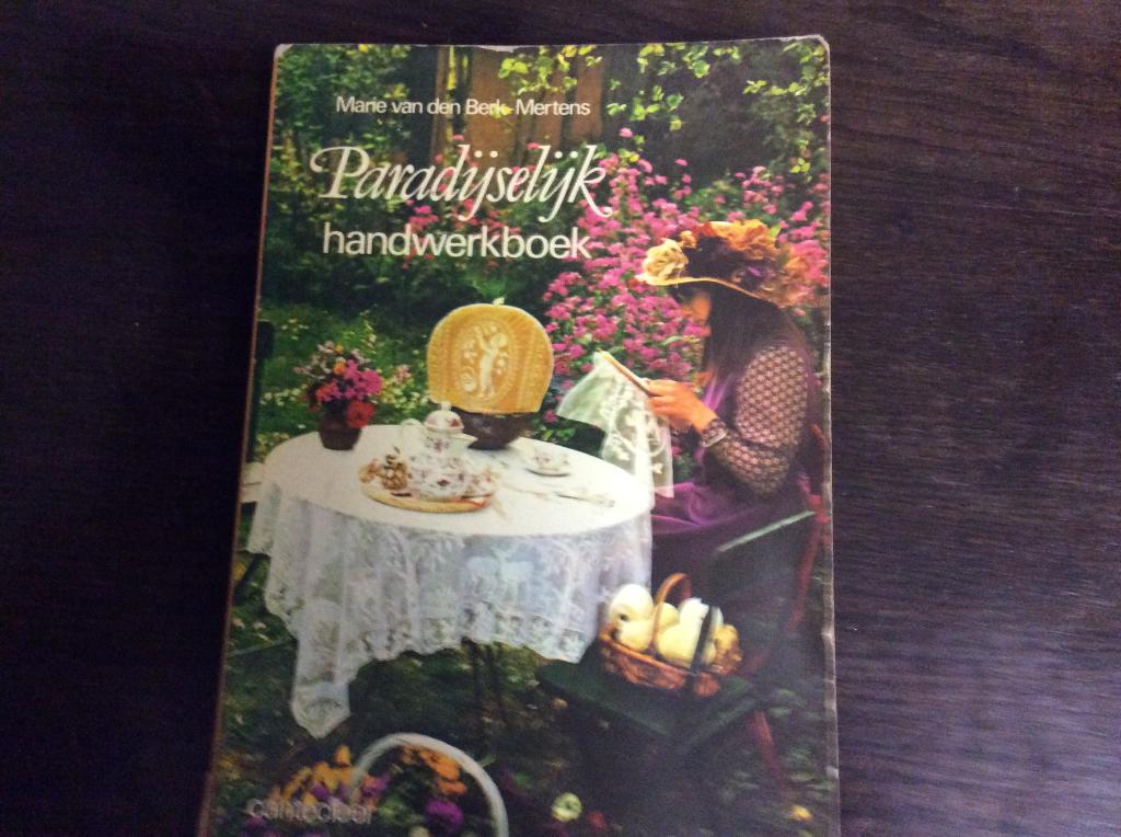 Paradijselijk Handwerken' van Marie van den Berk-Bertens., Ophalen of Verzenden, Gelezen, Breien en Haken, Marie van den Berk-Bertens