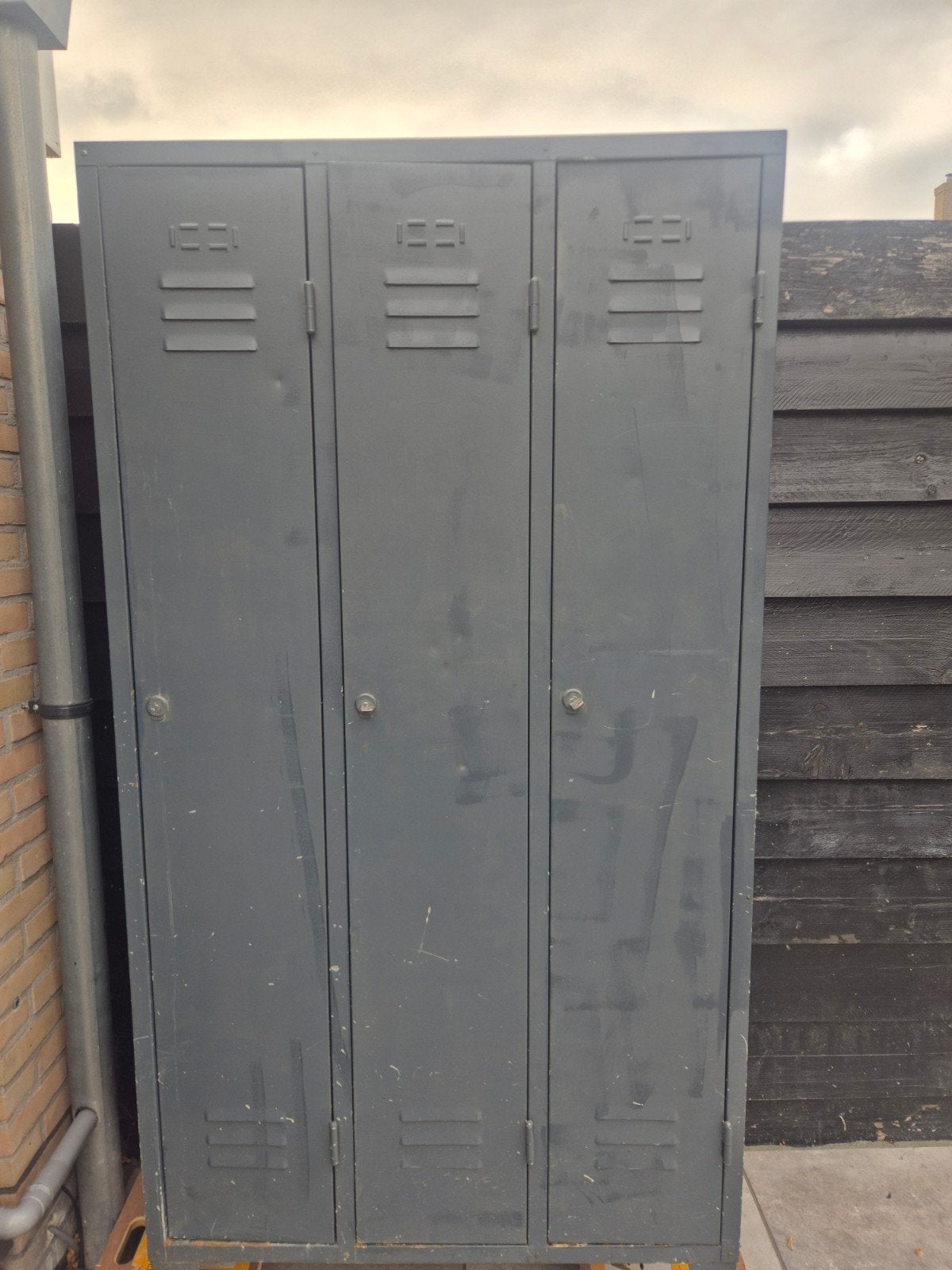 Metalen locker met 3 vakken - 1 sleutel mist, Ophalen of Verzenden, Gebruikt, Industrieel