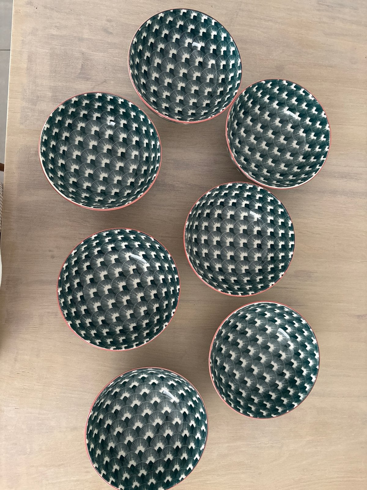 Moderne set van 7 Kommen met Groen-Wit Patroon en Roze Rand, Ophalen, Keramiek, Nieuw, Kom(men)