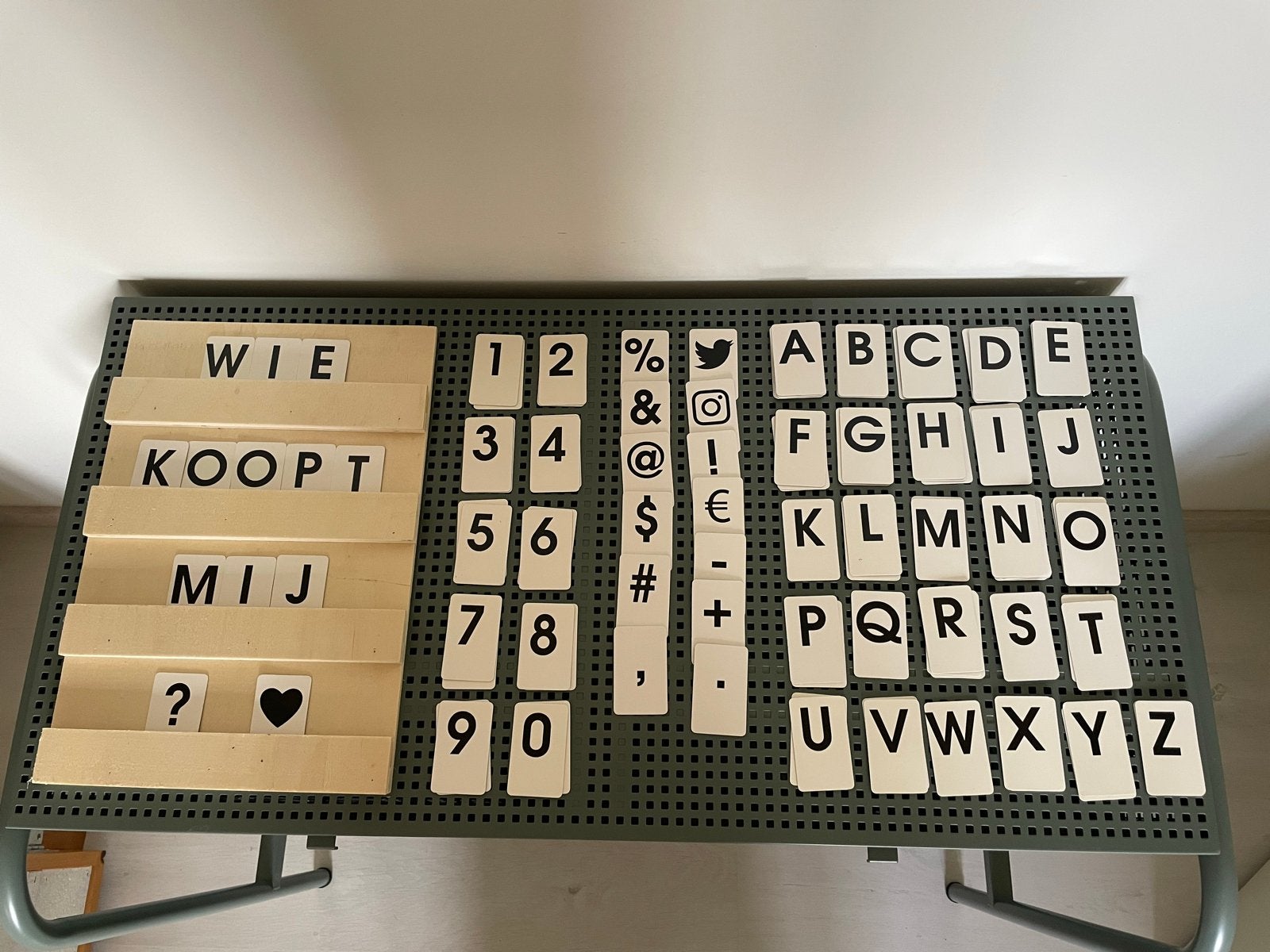Houten letterbord met letters, cijfers en symbolen, Ophalen of Verzenden, Nieuw, Beige, Hout