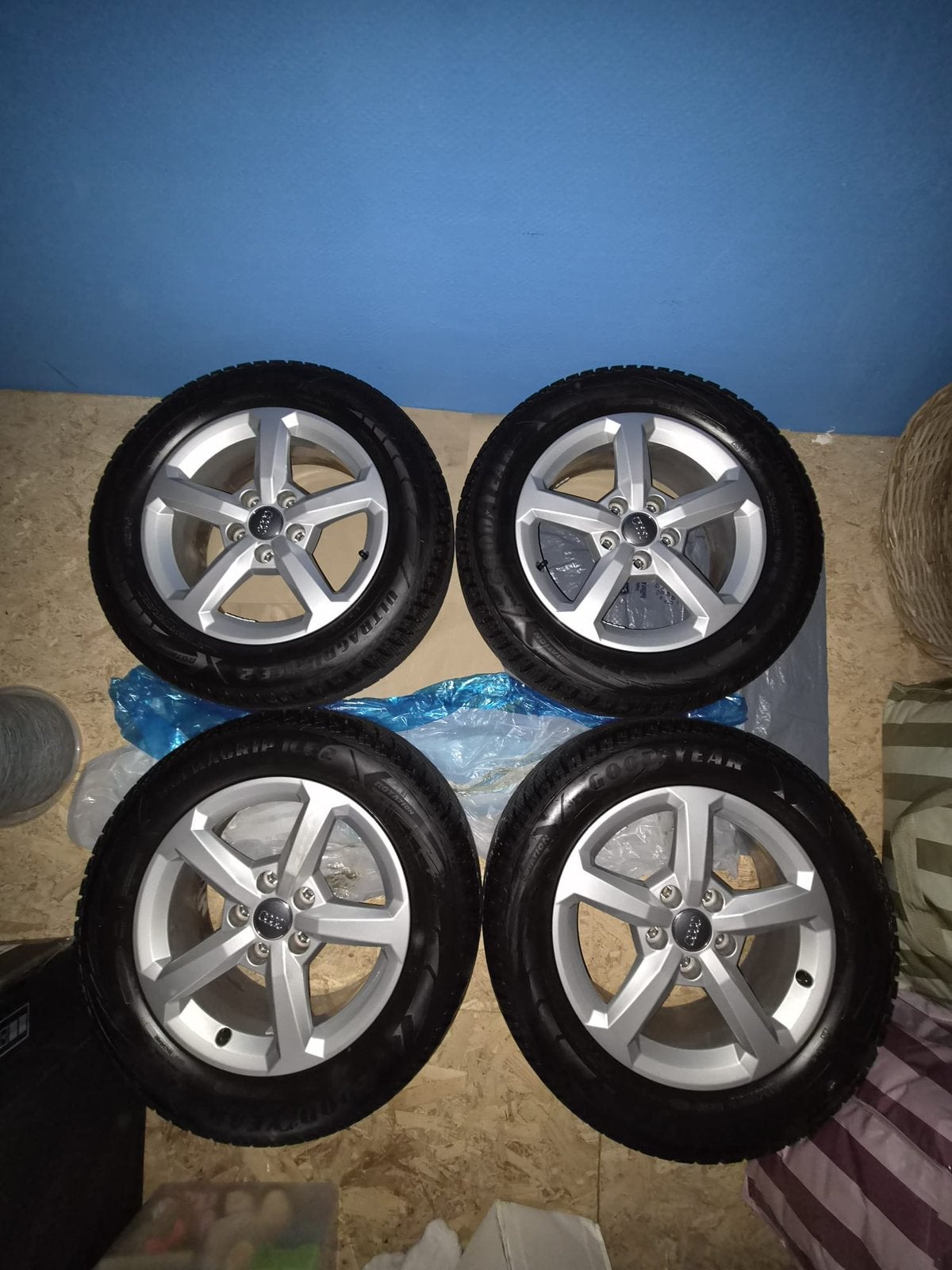 Originele Audi Q2 16" winterwielen Goodyear | Zeer netjes, Ophalen, 215 mm, 16 inch, Banden en Velgen