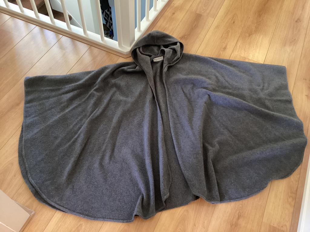 Poncho, warme cape, BIJENKORF, one size, capuchon, grijs, Kleding | Dames, Mutsen, Sjaals en Handschoenen, Ophalen of Verzenden