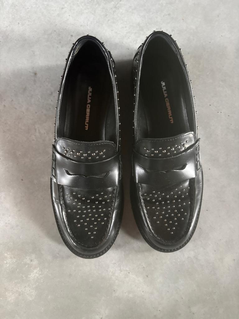 Julia Cerruti instappers met studs - Maat 39,5 / 40, Kleding | Dames, Schoenen, Zo goed als nieuw, Instappers, Zwart, Ophalen of Verzenden