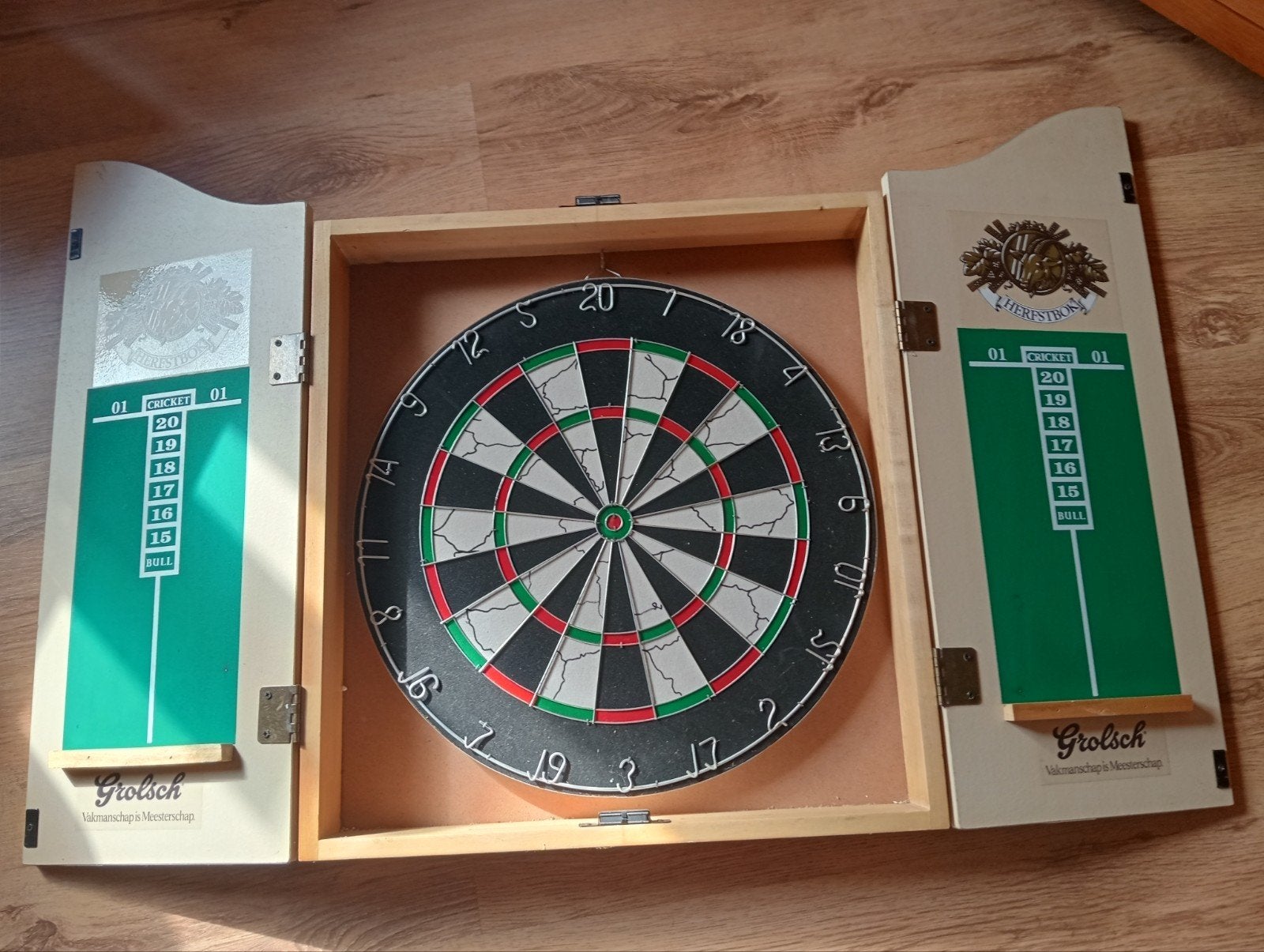 Grolsch Dartbord in Houten Kast - Zo goed als nieuw, Ophalen, Zo goed als nieuw