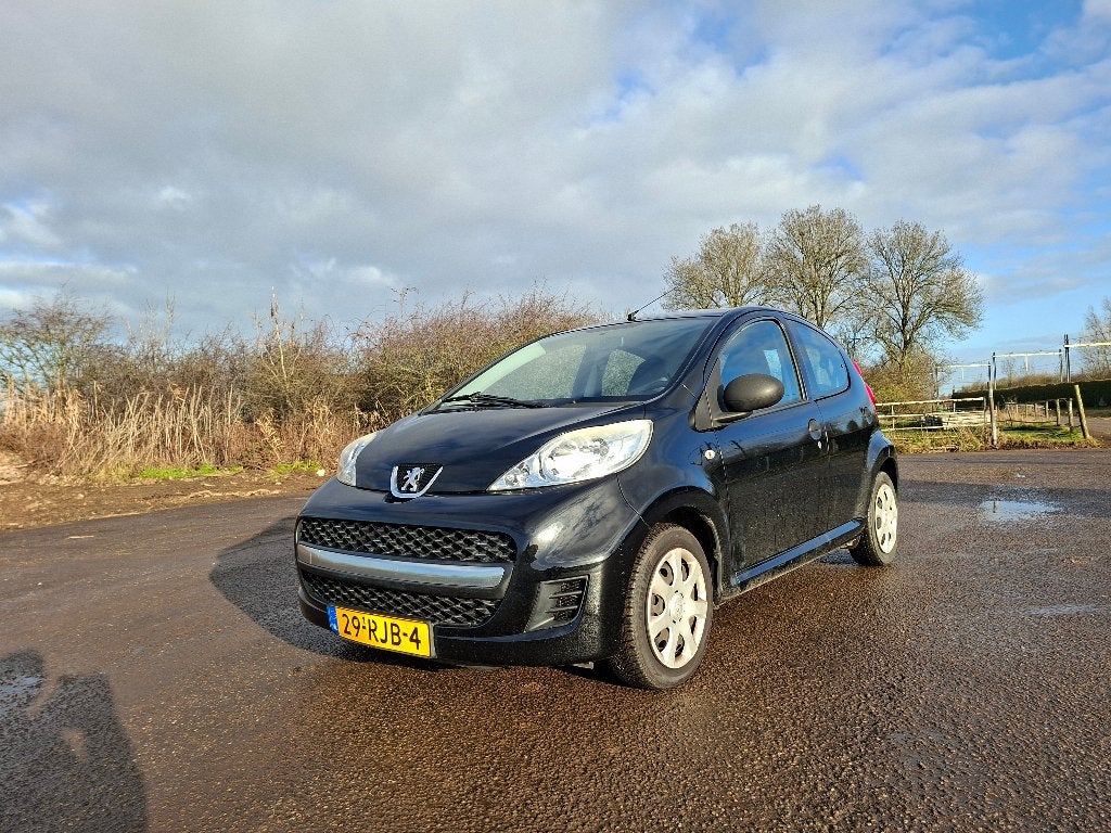 GERESERVEERD Peugeot 107 1.0 12V 5DR 2011 Zwart Airco, Auto's, Voorwielaandrijving, Stof, Radio, 4 stoelen