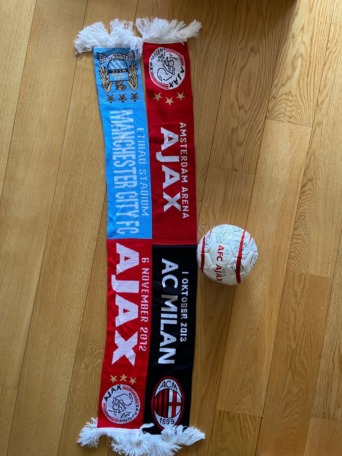 Ajax sjaals en gesigneerde bal oa Christian Eriksen (#8), Verzamelen, Sportartikelen en Voetbal, Ophalen of Verzenden, Zo goed als nieuw