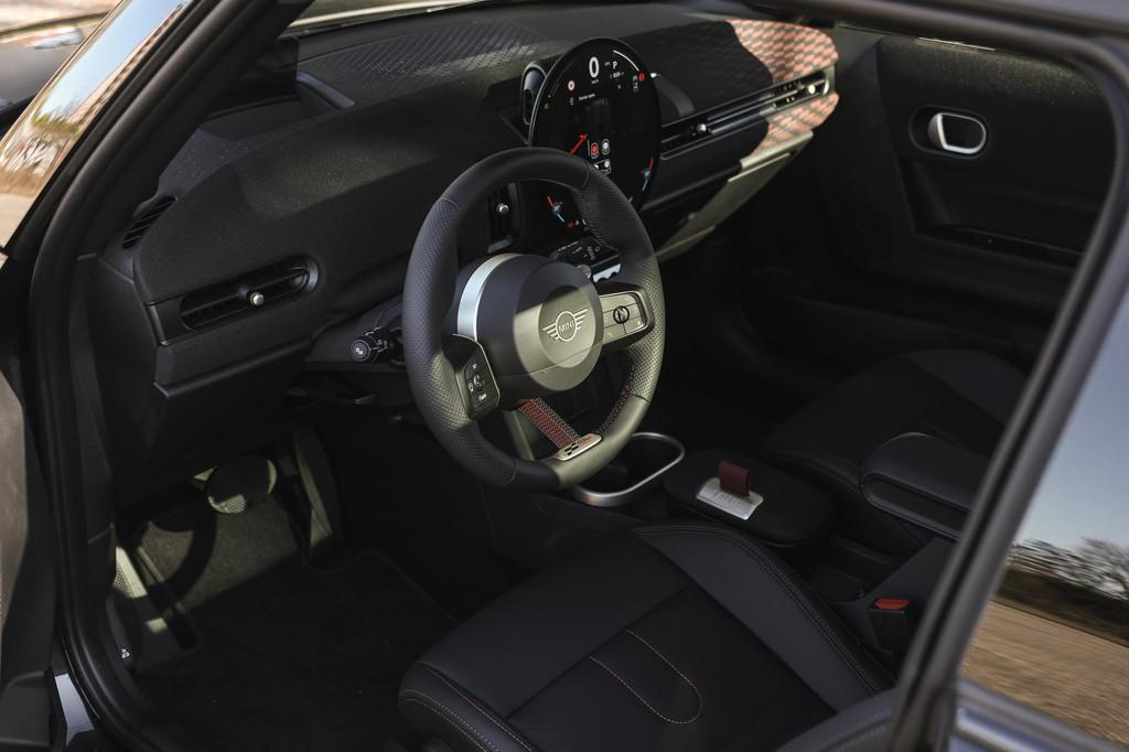 MINI Hatchback Cooper S Automaat / JCW / Pakket M / 17" John, Auto's, Mini, 1998 cc, 4 cilinders, Met garantie (alle), 4 stoelen