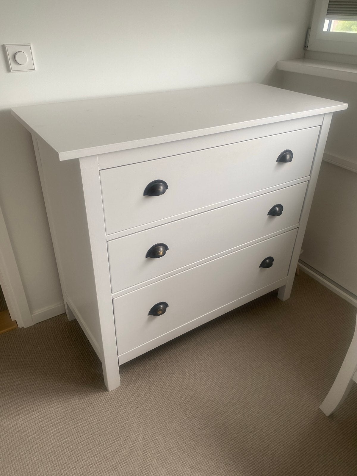 Witte kommode met 3 laden - ikea met antieke handgrip, Huis en Inrichting, Kasten | Ladekasten, Ophalen, Gebruikt, 50 tot 100 cm