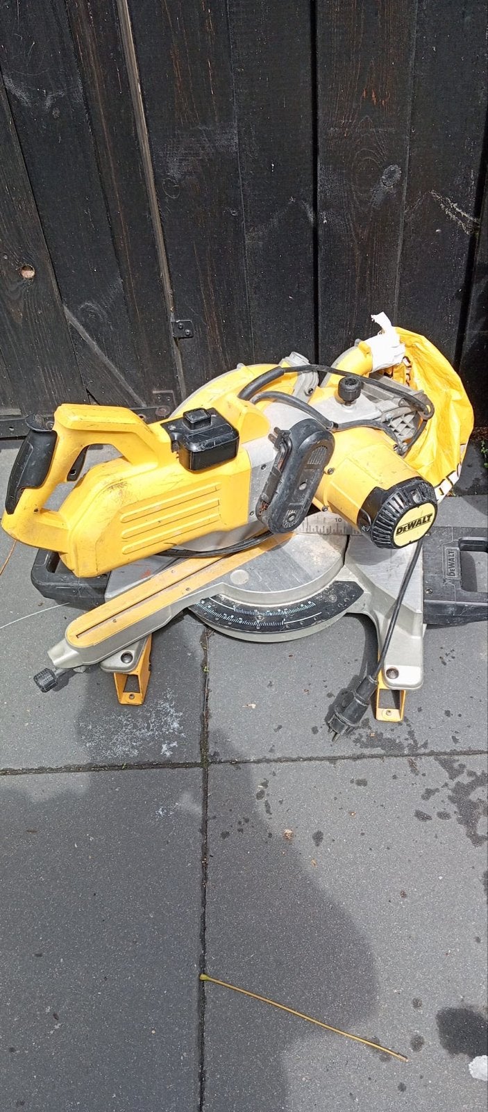 DeWalt Afkortzaag - Krachtig en Betrouwbaar, Gebruikt, 70 mm of meer, Ophalen of Verzenden, Afkortzaag