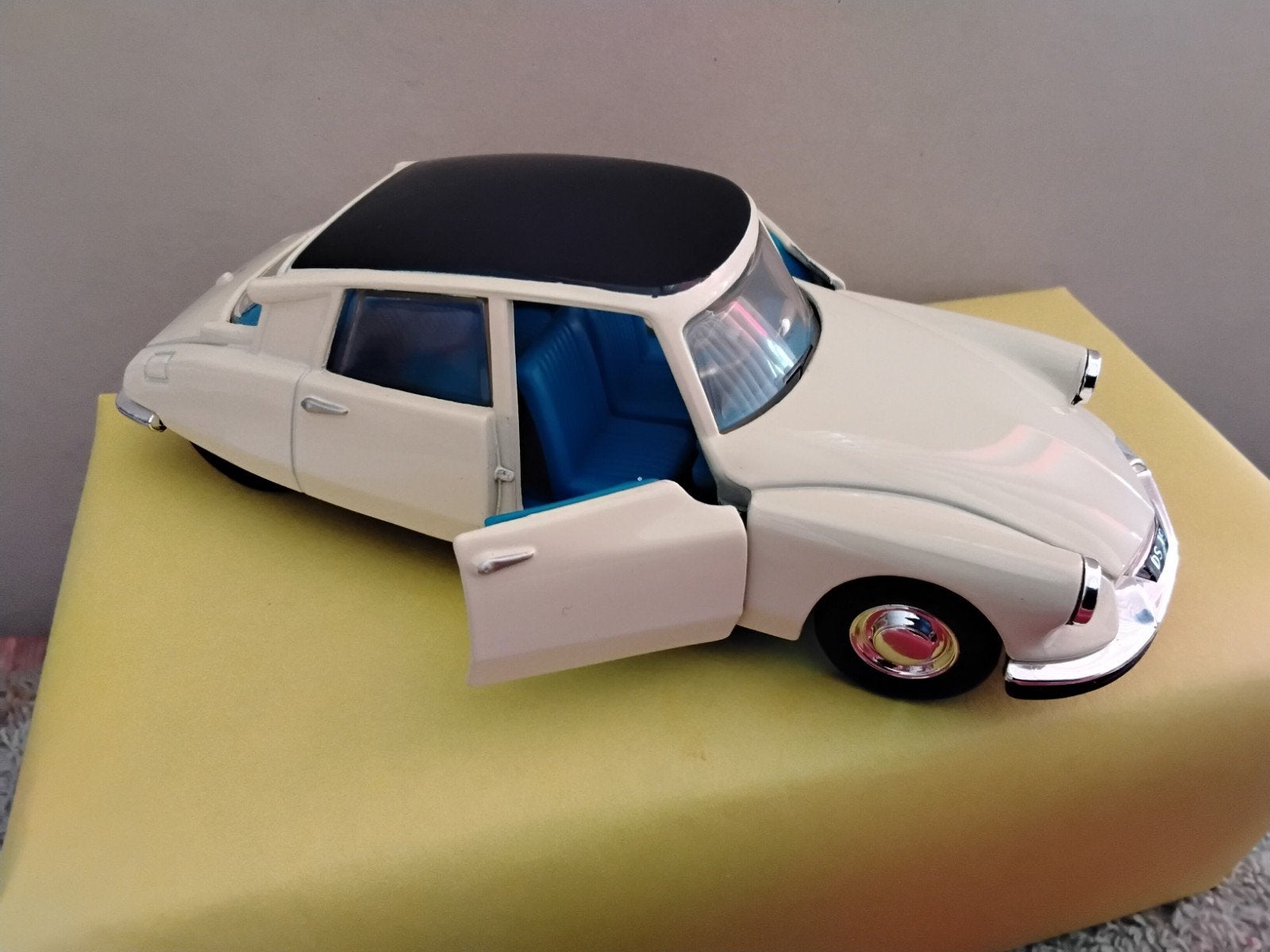 BURAGO   CITROËN  DS  19    SCHAAL  1:32, Ophalen of Verzenden, Nieuw, Transport