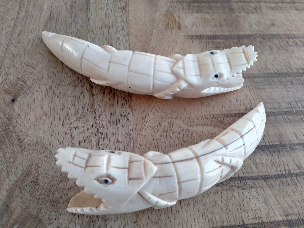 Twee krokodillen beeldjes , okimono , snijwerk., Ophalen of Verzenden