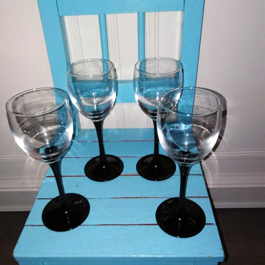 Luminarc wijnglazen op zwarte voet 4 stuks, Huis en Inrichting, Keuken | Servies, Ophalen, Glas of Glazen, Gebruikt, Glas