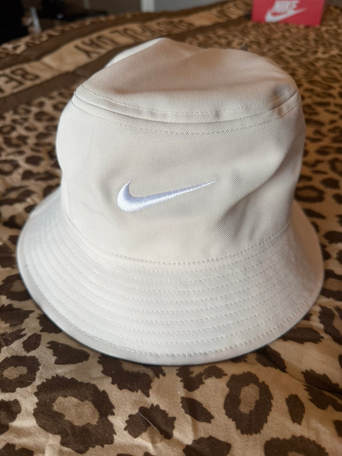 Nike Beige Buckethat Gloednieuw! Maat S, Ophalen of Verzenden, Nieuw, One size fits all